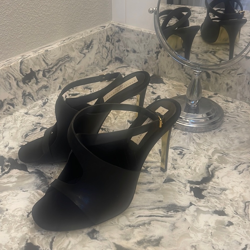 Gorgeous strappy heels in excellent condition!